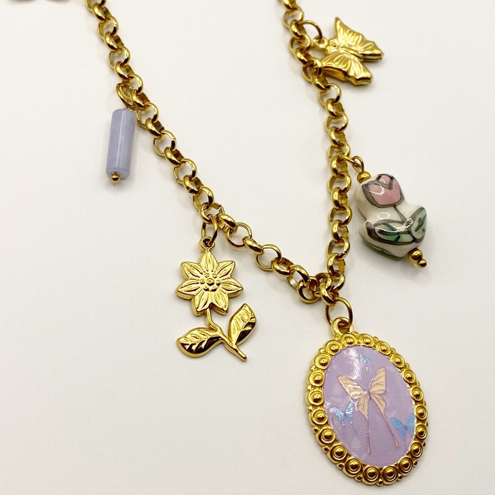 NEW Gold Charm Necklace With Floral Pendant - Picture 5 of 9